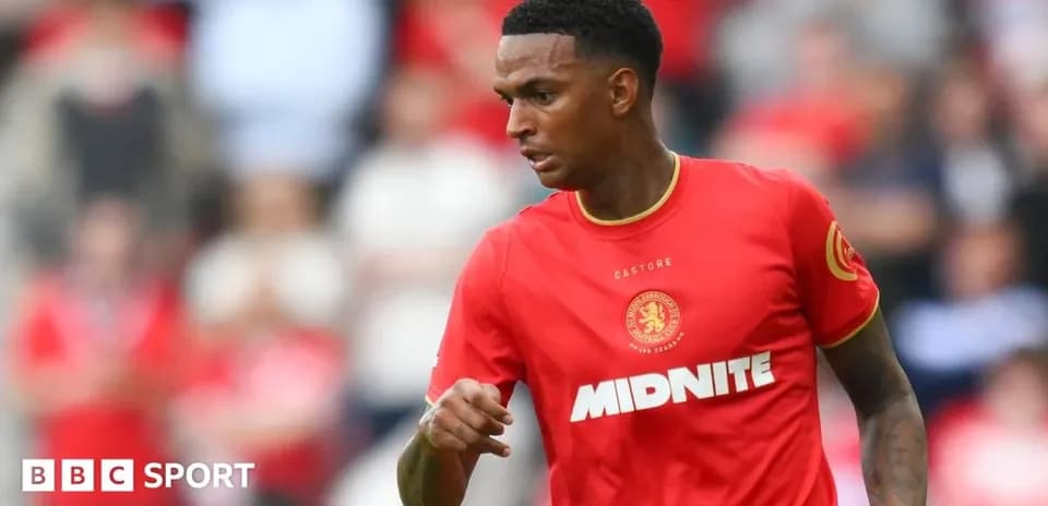 Jugador corriendo en el campo con camiseta roja