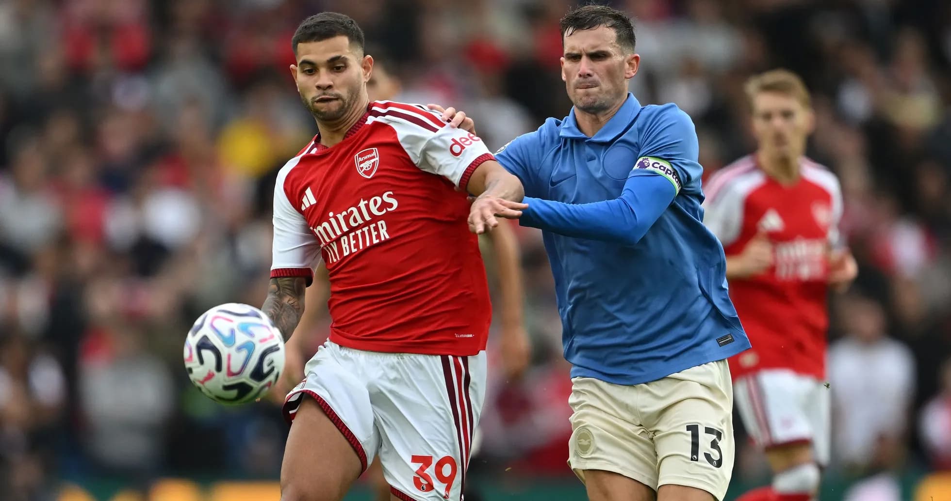 Jugador de Arsenal controlando el balón ante un rival