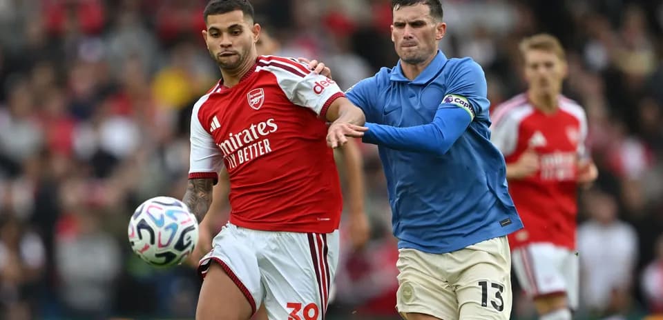 Jugador de Arsenal controlando el balón ante un rival