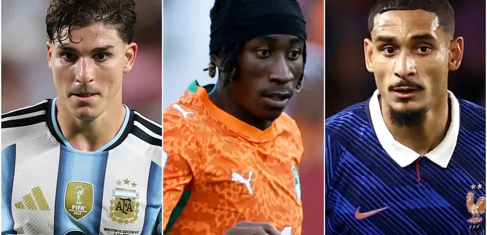 Tres jugadores de fútbol en uniforme de selecciones nacionales