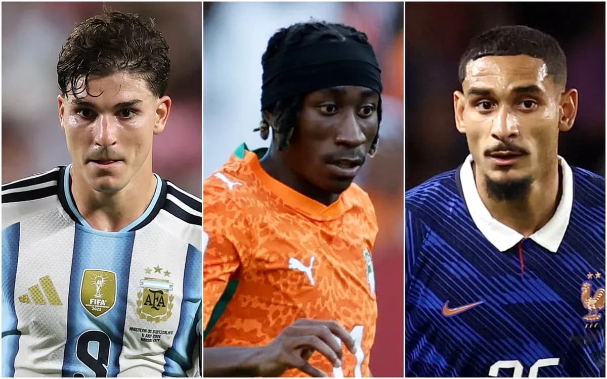 Tres jugadores de fútbol en uniforme de selecciones nacionales