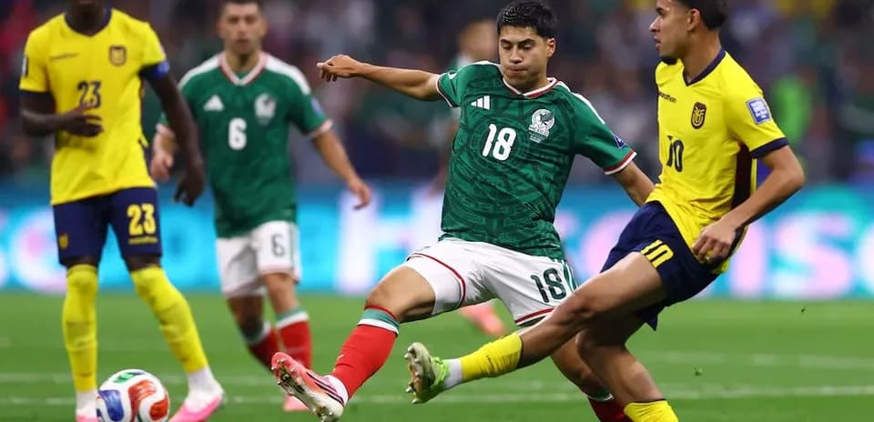 Jugador mexicano desafiando a un ecuatoriano
