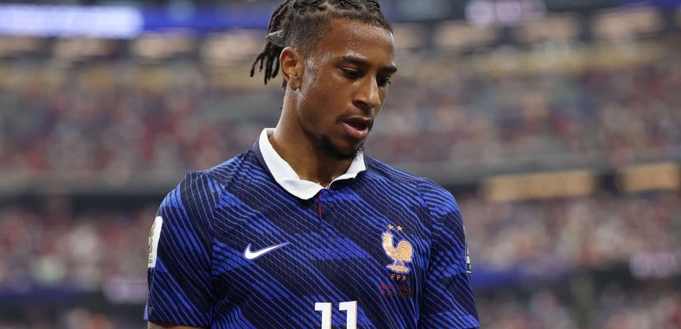 Jugador de Francia con camiseta azul en el campo