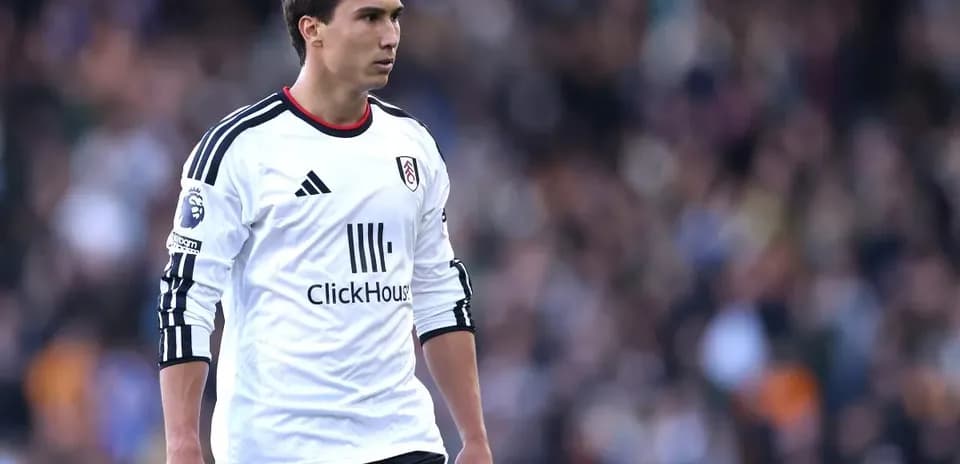 Jugador de Fulham en el campo durante el partido