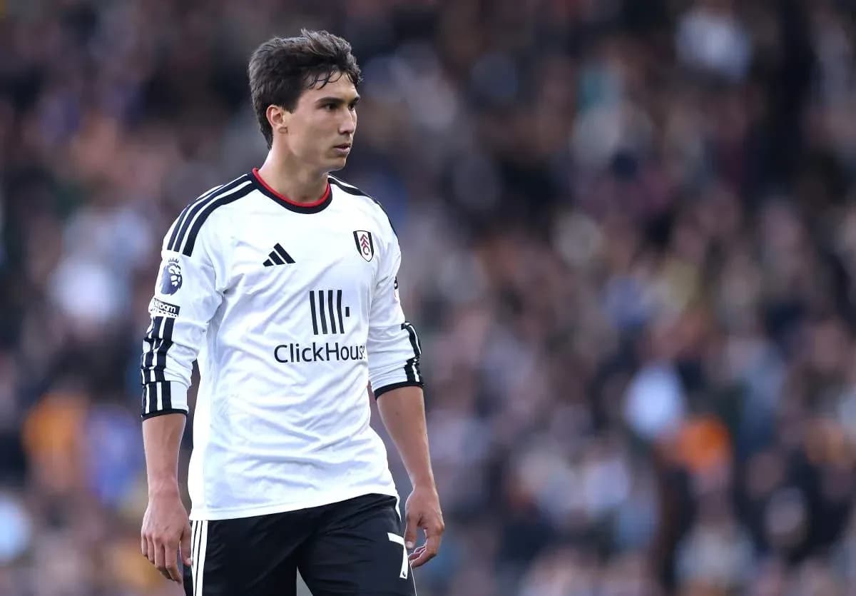 Jugador de Fulham en el campo durante el partido