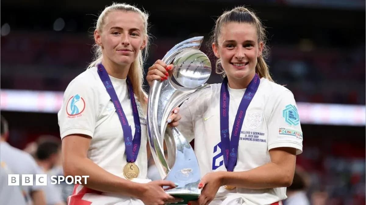 Jugadoras sosteniendo trofeo tras la victoria en Eurocopa