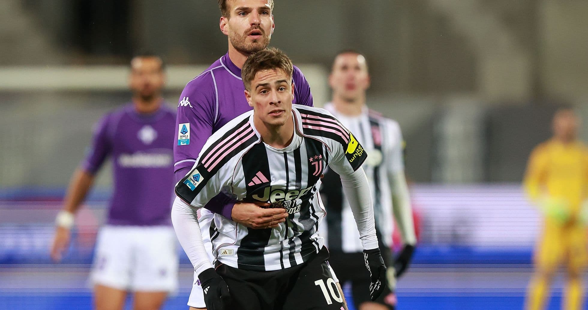 Jugador de Juventus luchando con defensor de Fiorentina