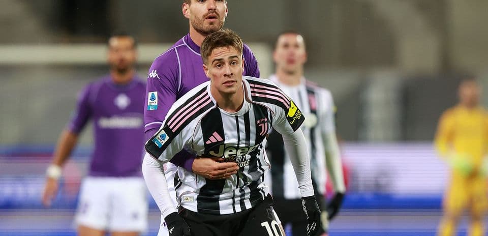 Jugador de Juventus luchando con defensor de Fiorentina