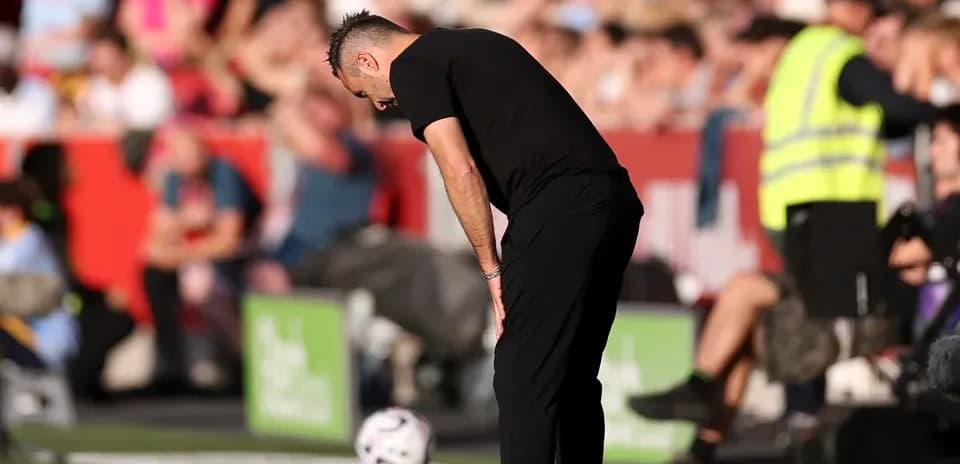 Entrenador mirando hacia abajo durante el partido