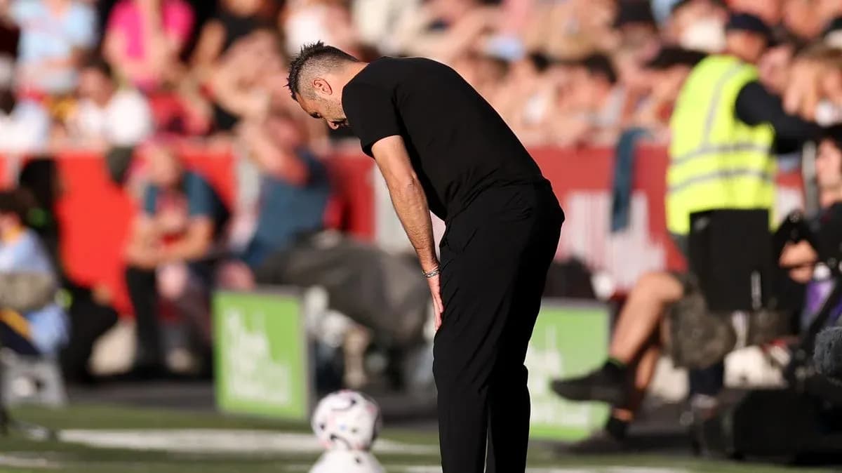Entrenador mirando hacia abajo durante el partido