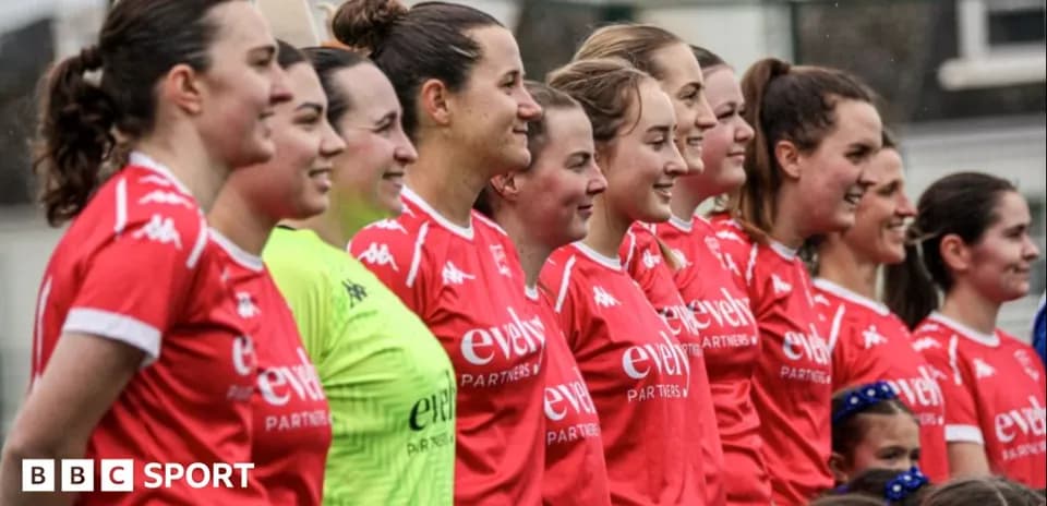 Equipo femenino posando en uniforme rojo para foto