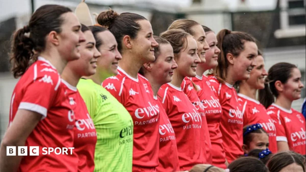 Equipo femenino posando en uniforme rojo para foto