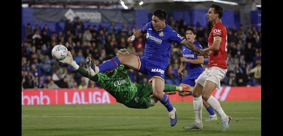 Jugador de Getafe en acción contra Mallorca
