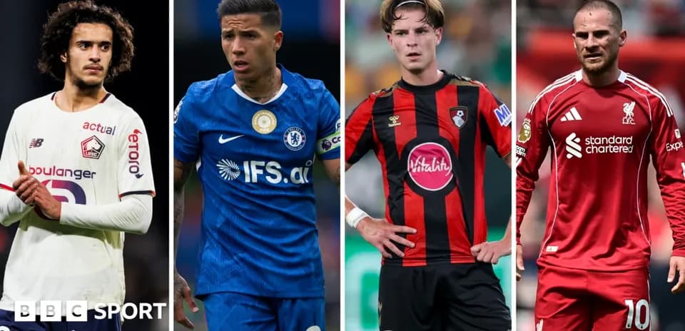 Cuatro jugadores de fútbol en diferentes camisetas de clubes