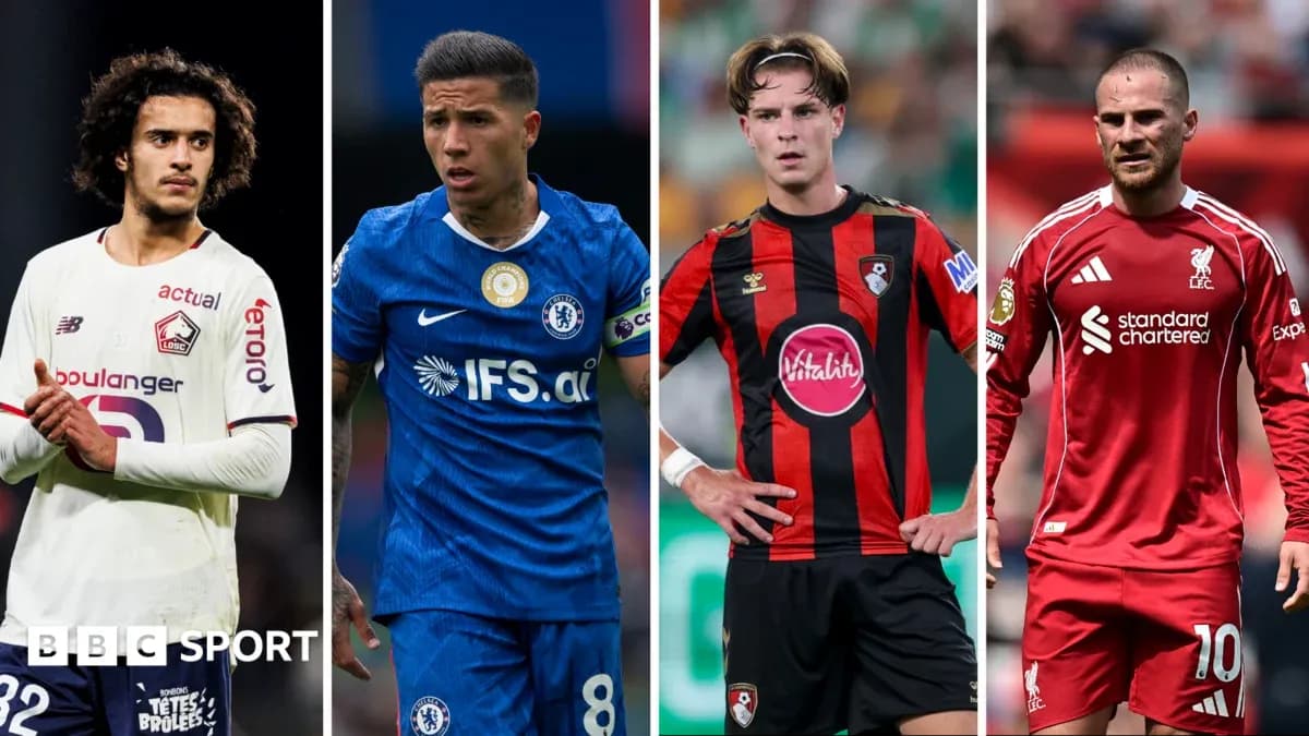 Cuatro jugadores de fútbol en diferentes camisetas de clubes