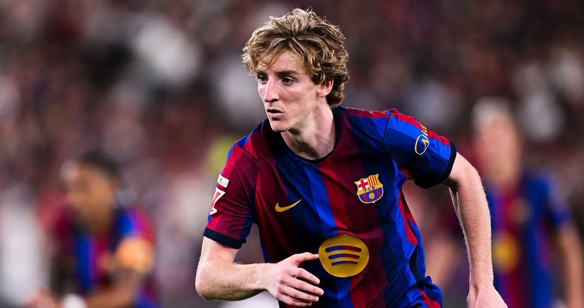 Jugador del FC Barcelona corriendo en el campo
