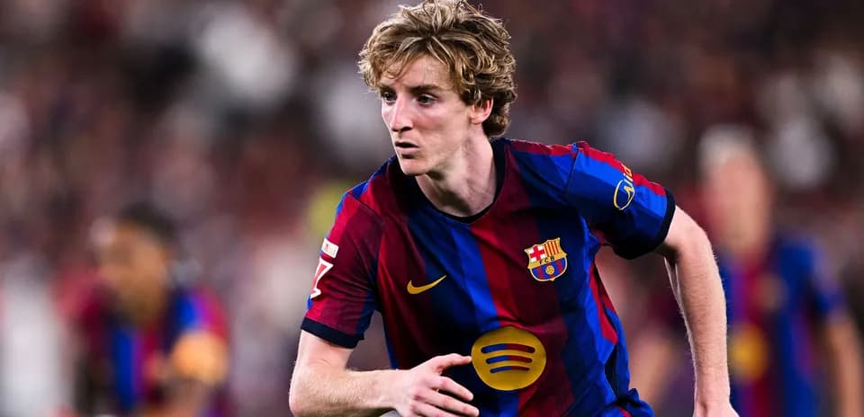 Jugador del FC Barcelona corriendo en el campo