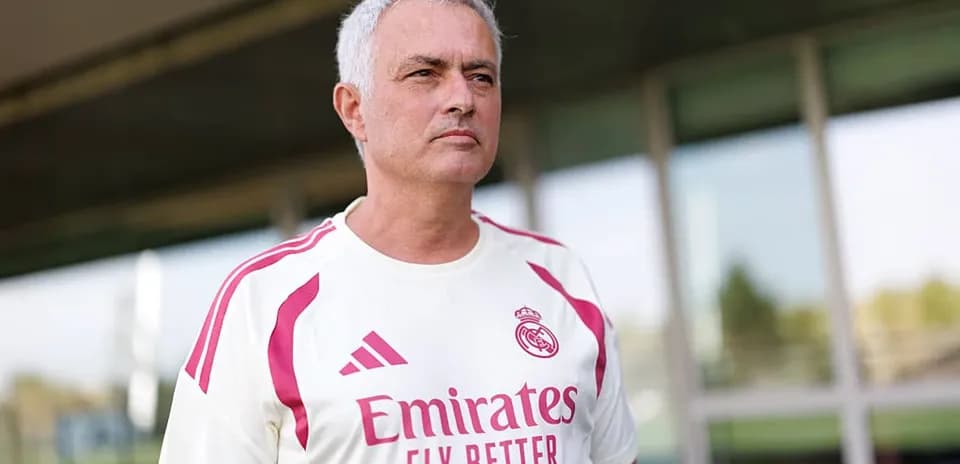 Entrenador con camiseta del Real Madrid en campo