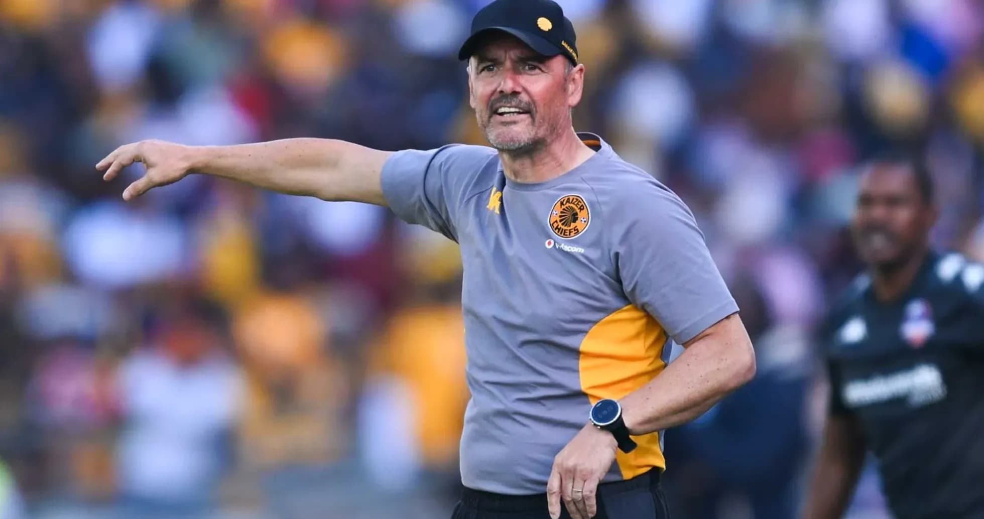 Entrenador de Kaizer Chiefs dirigiendo desde la línea lateral