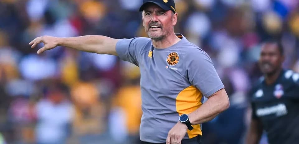 Entrenador de Kaizer Chiefs dirigiendo desde la línea lateral