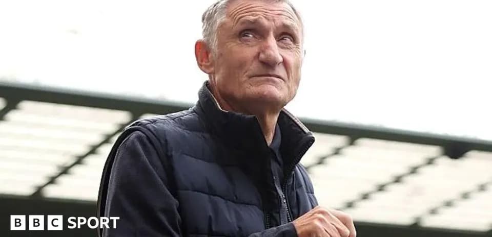 Hombre en un estadio mirando hacia arriba
