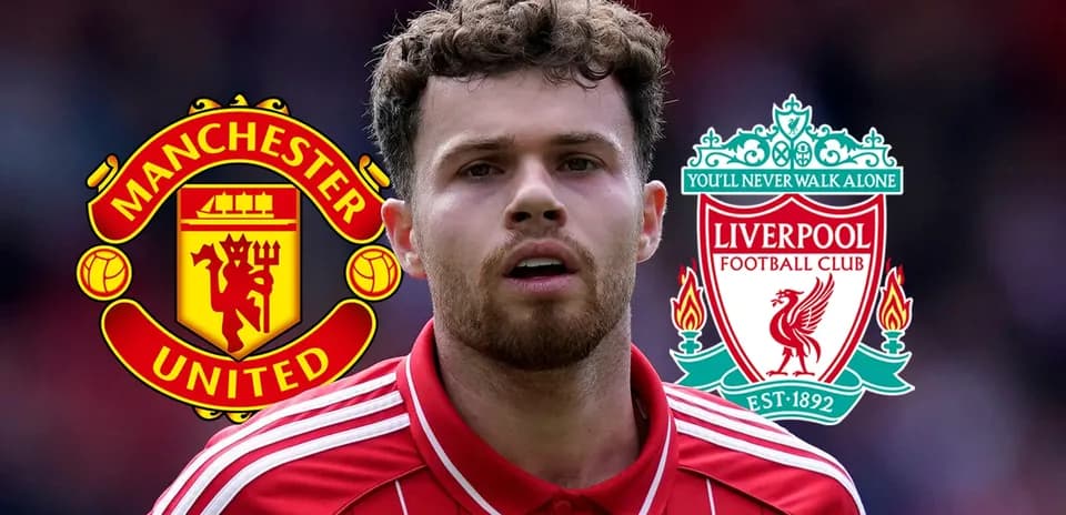 Jugador en primer plano con escudos de Manchester United y Liverpool