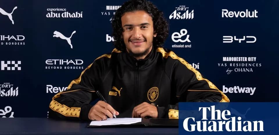 Jugador firmando contrato en conferencia de prensa