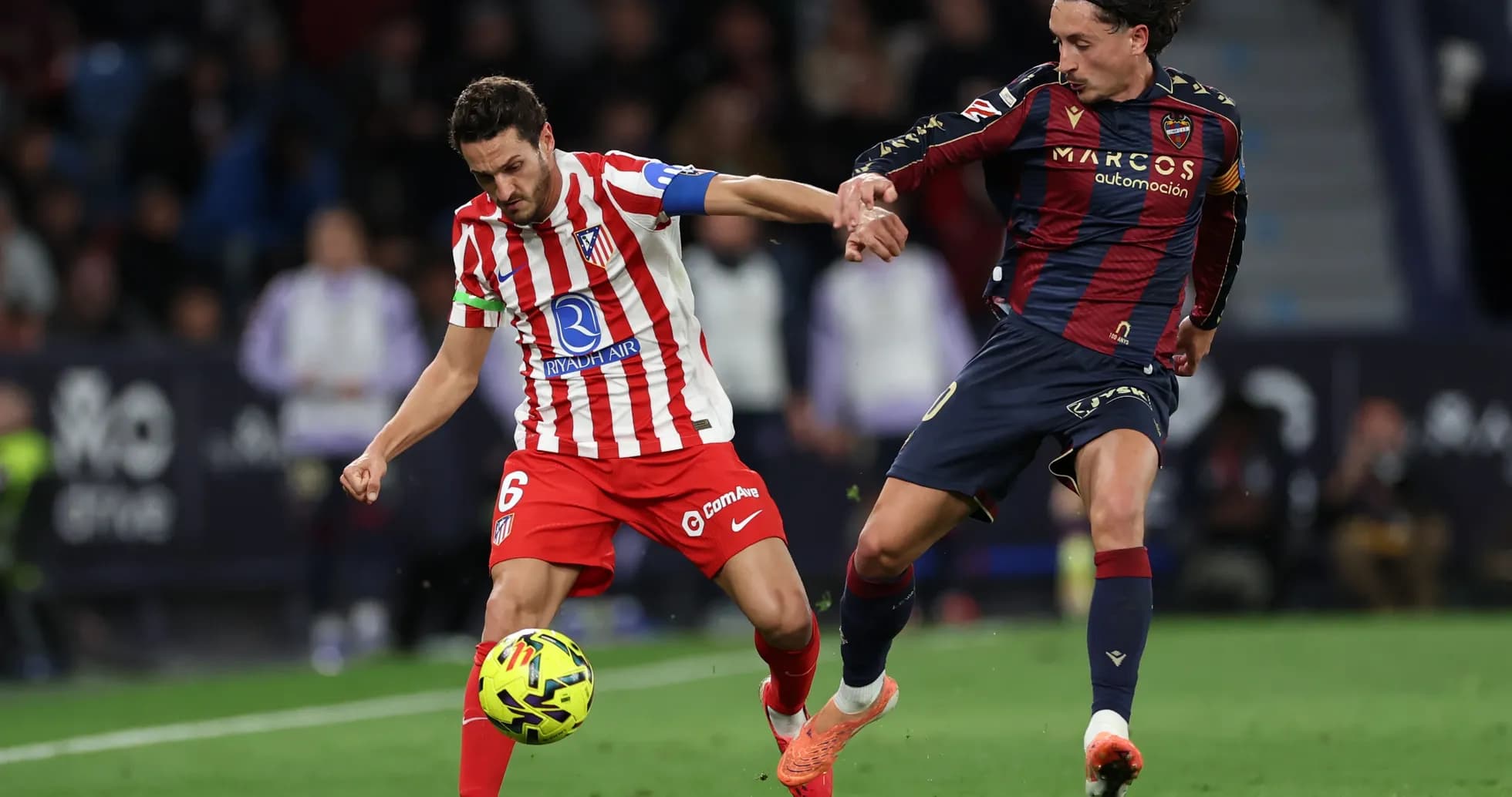 Jugadores de Levante y Atlético luchando por el balón