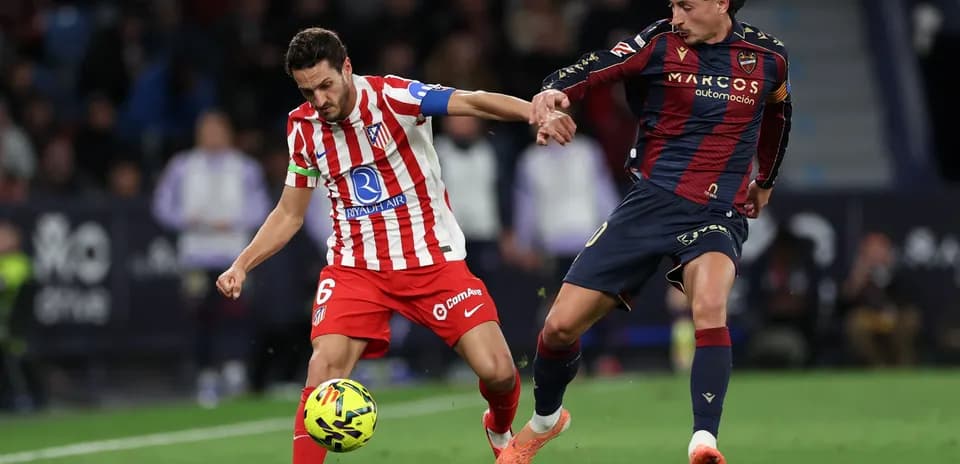 Jugadores de Levante y Atlético luchando por el balón