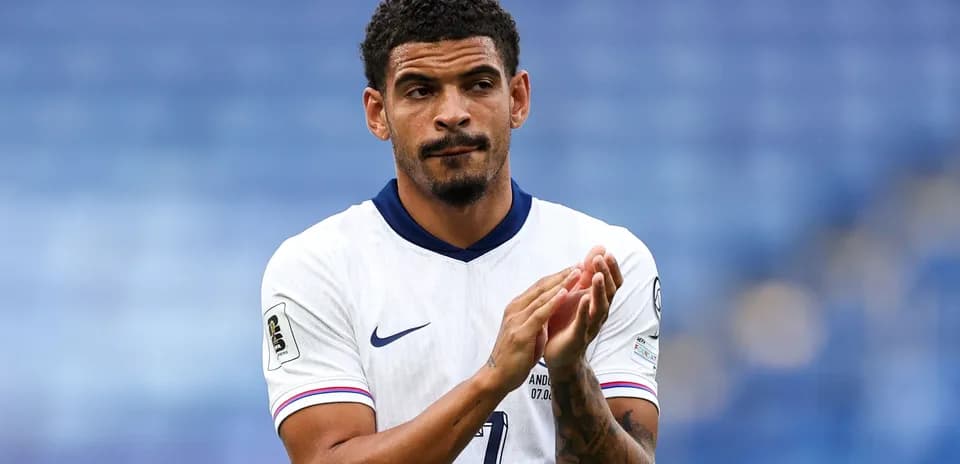 Jugador aplaudiendo en campo durante partido