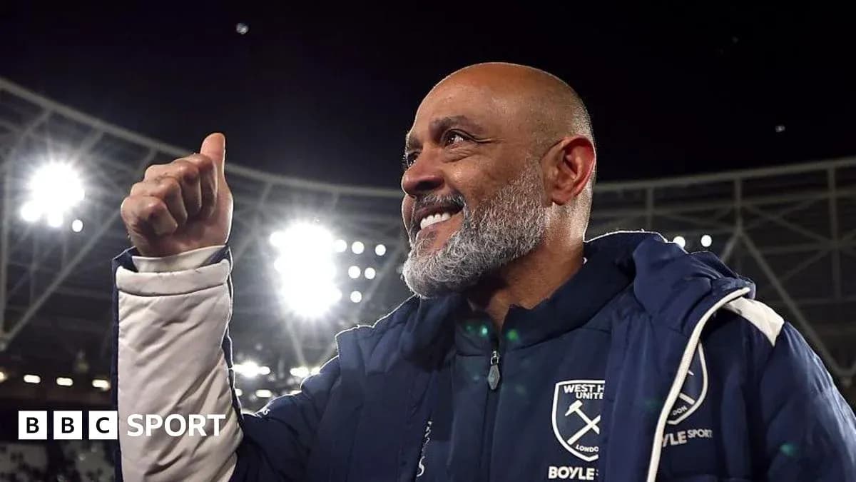 Entrenador de West Ham United celebrando en el estadio
