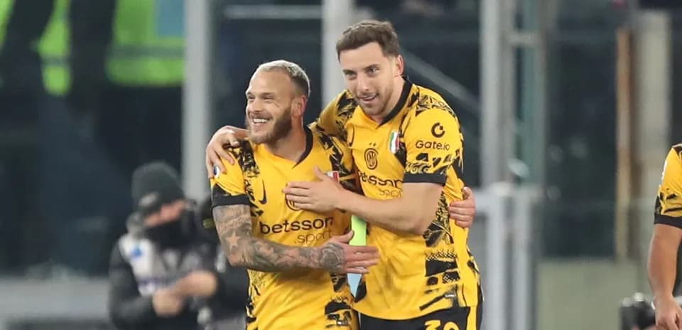 Dos jugadores celebrando un gol en el campo