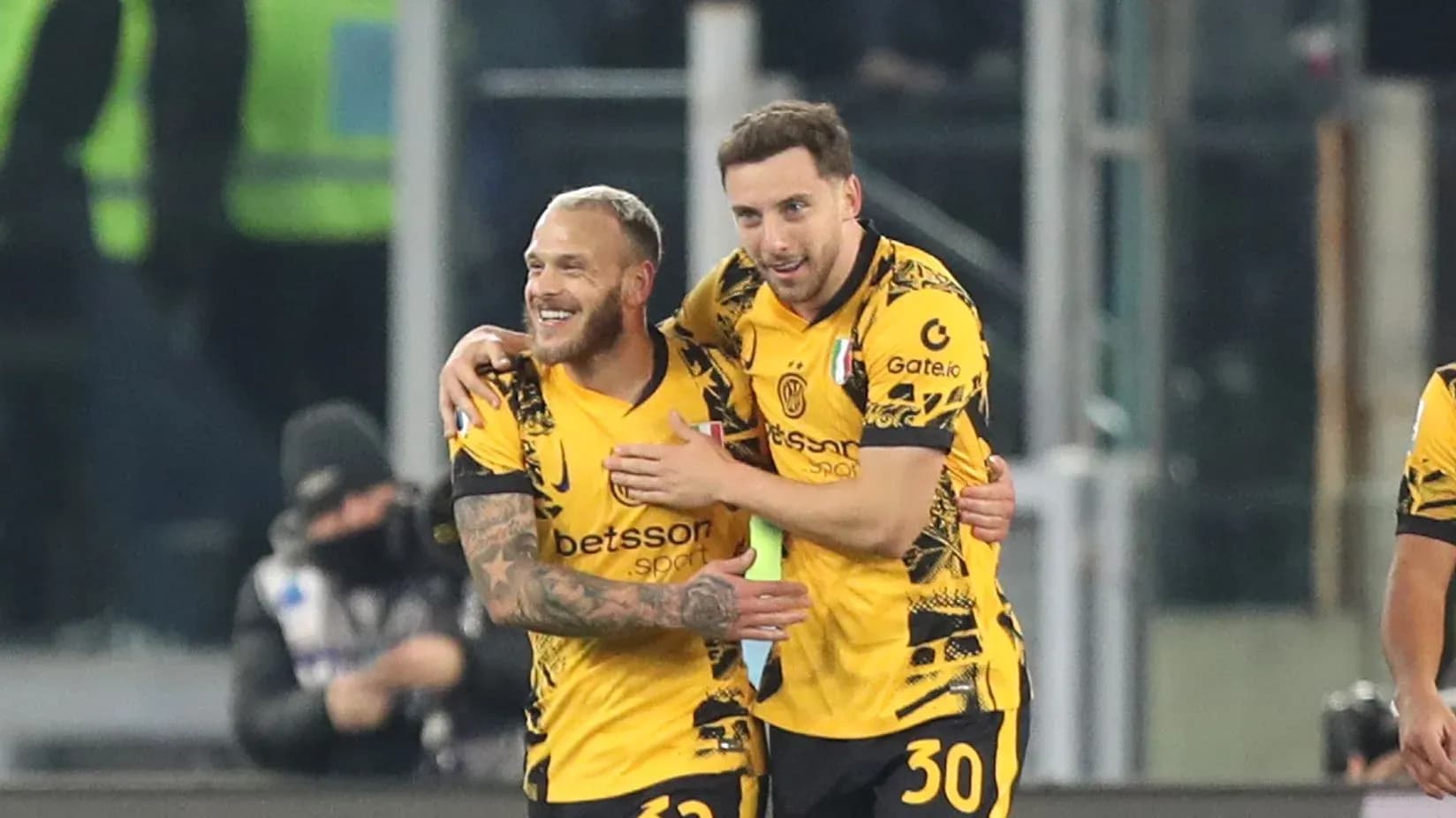 Dos jugadores celebrando un gol en el campo