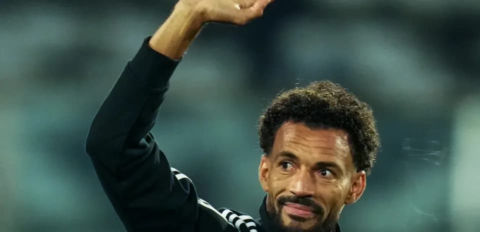 Jugador saludando al público durante el evento