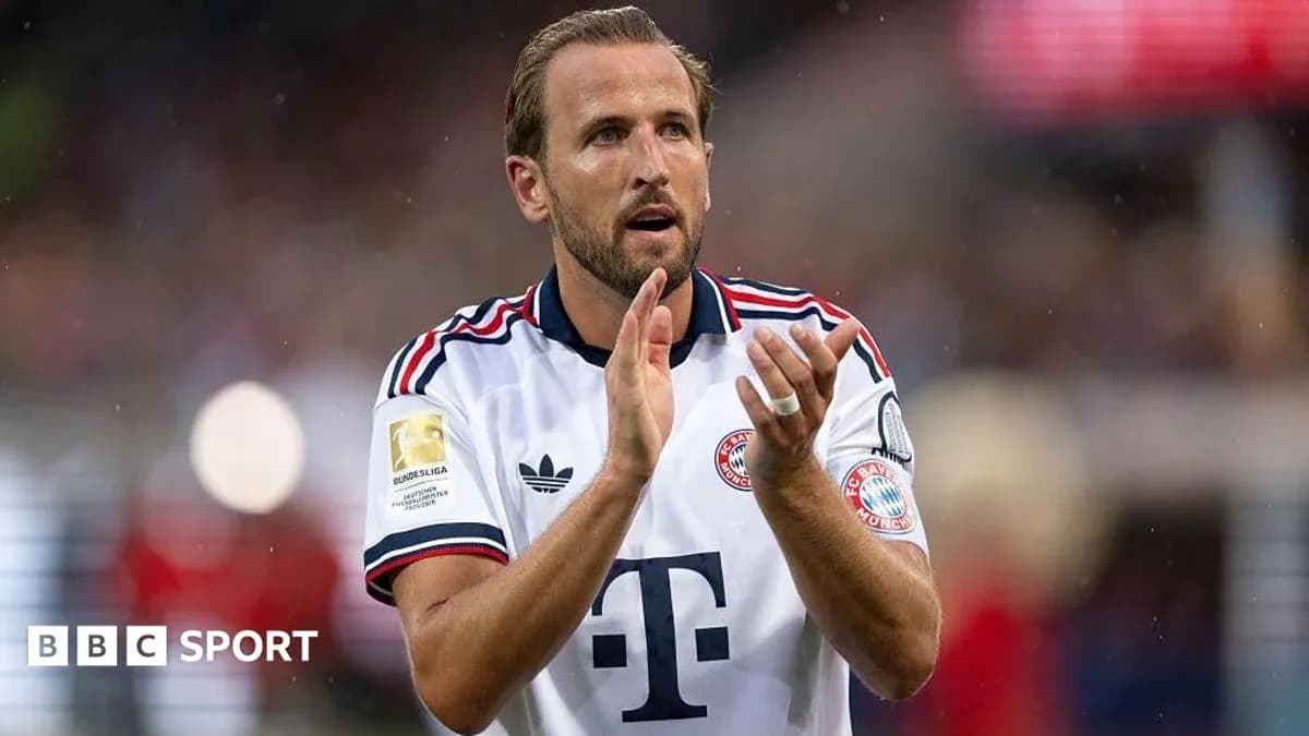 Jugador aplaudiendo con camiseta de Bayern Múnich