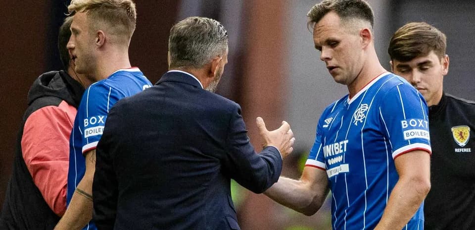 Jugadores de Rangers siendo sustituidos durante el partido