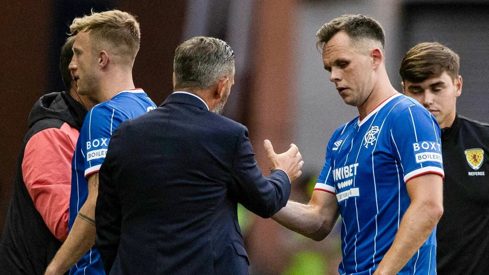 Jugadores de Rangers siendo sustituidos durante el partido