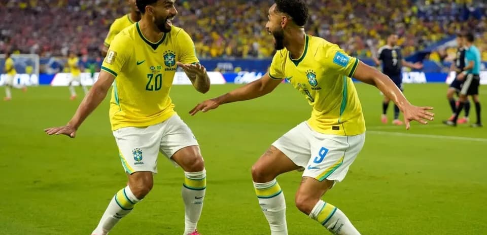 Jugadores de Brasil celebrando un gol en partido