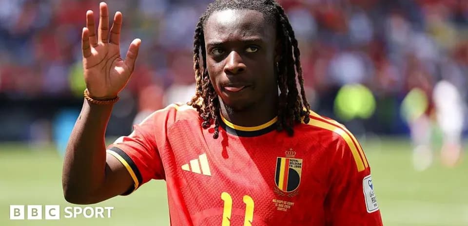 Jugador belga saludando al público en el estadio