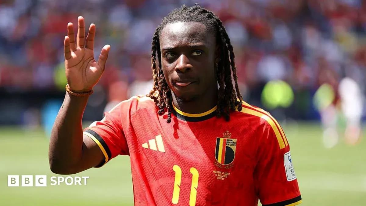 Jugador belga saludando al público en el estadio