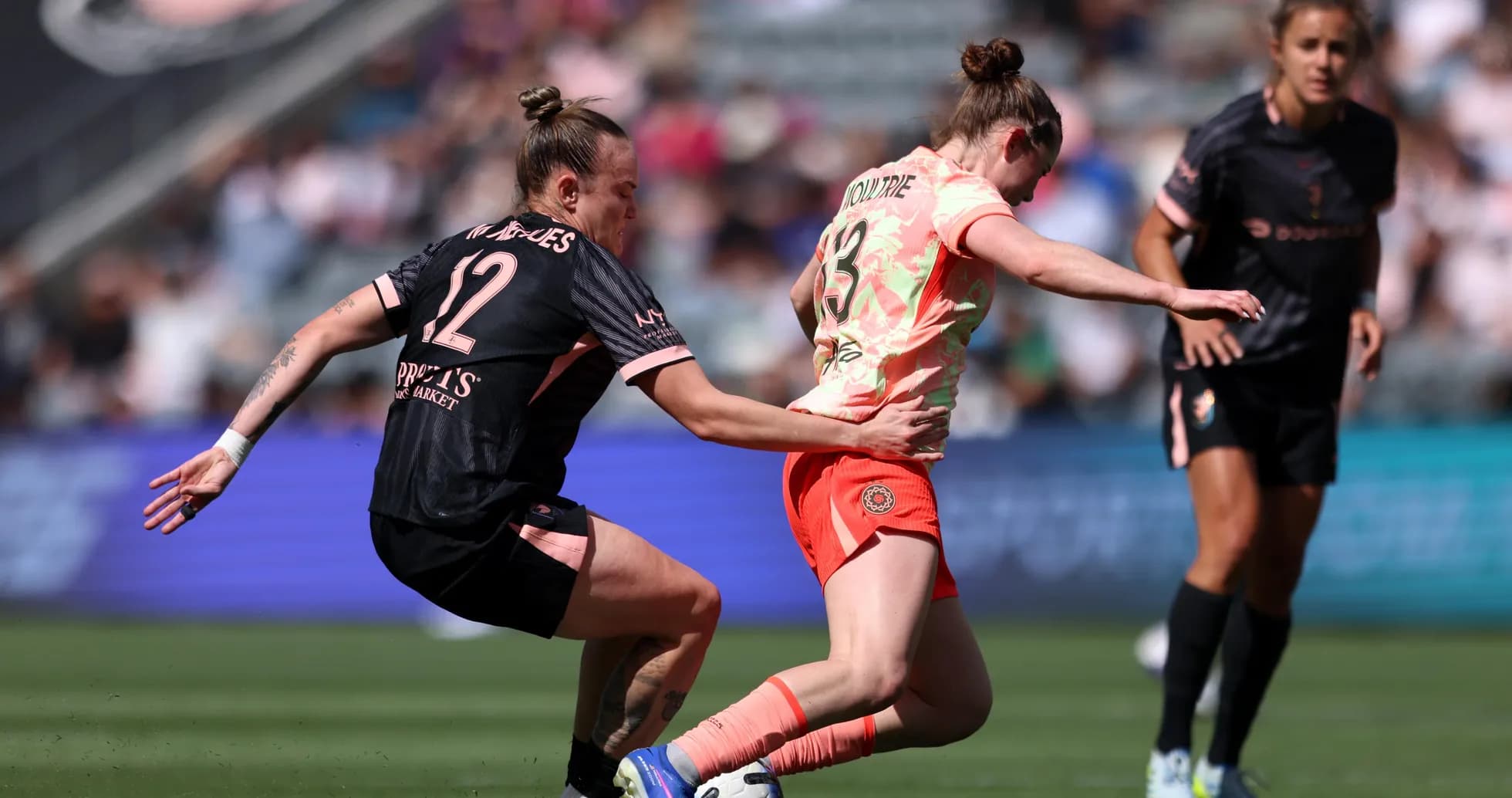 Jugadora de Portland Thorns W con balón