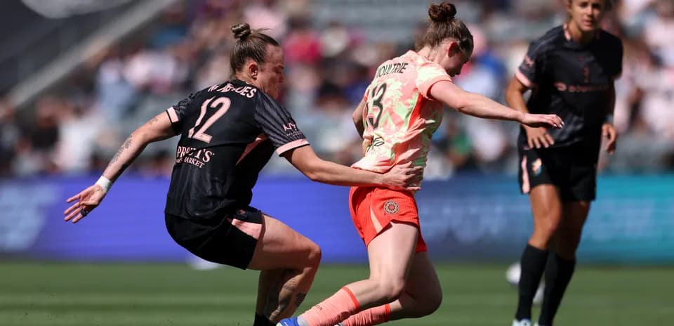 Jugadora de Portland Thorns W con balón