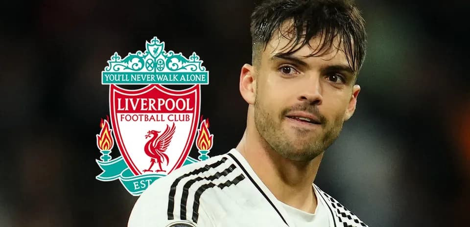 Jugador de fútbol con logo del Liverpool de fondo