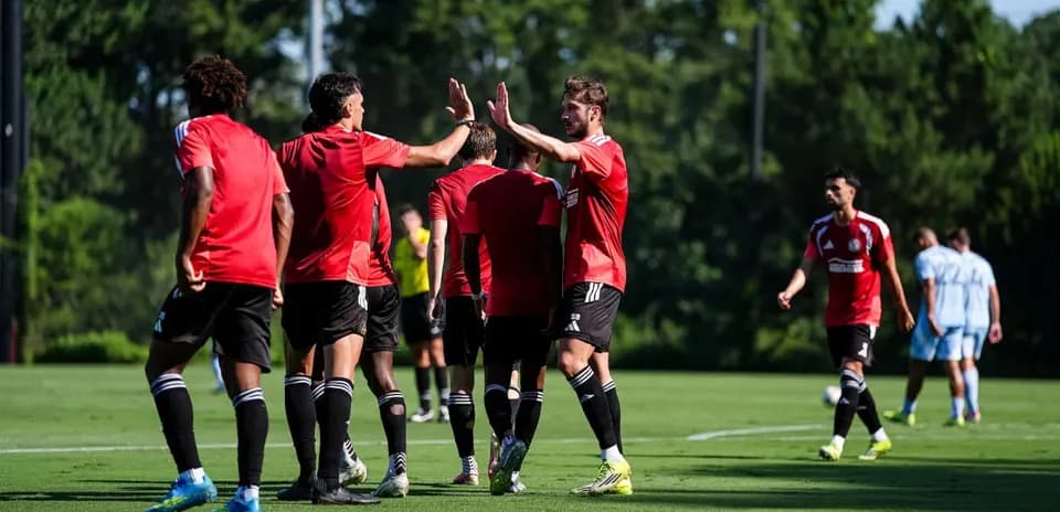 Jugadores de Atlanta United celebrando un gol