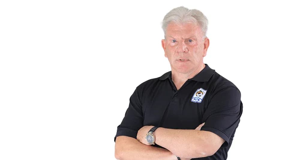 Entrenador con brazos cruzados en camiseta negra