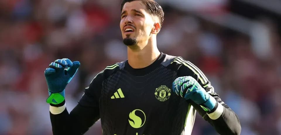 Portero de Manchester United levantando las manos durante el juego