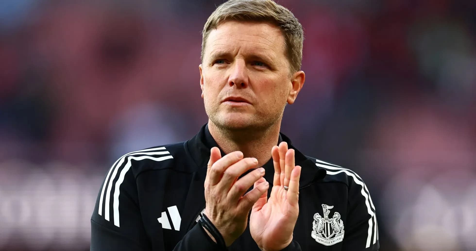 Entrenador de Newcastle aplaudiendo en el estadio