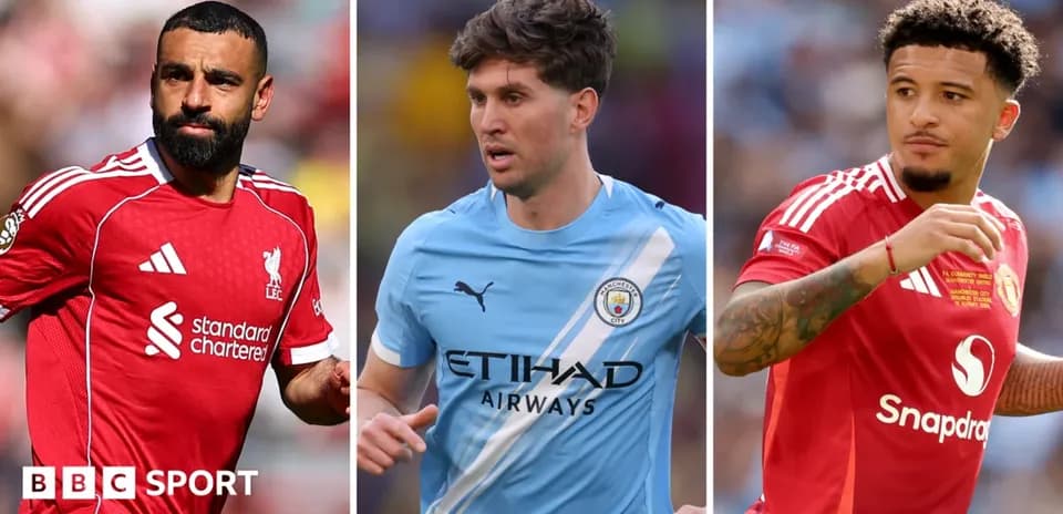 Tres jugadores de fútbol en acción durante partidos