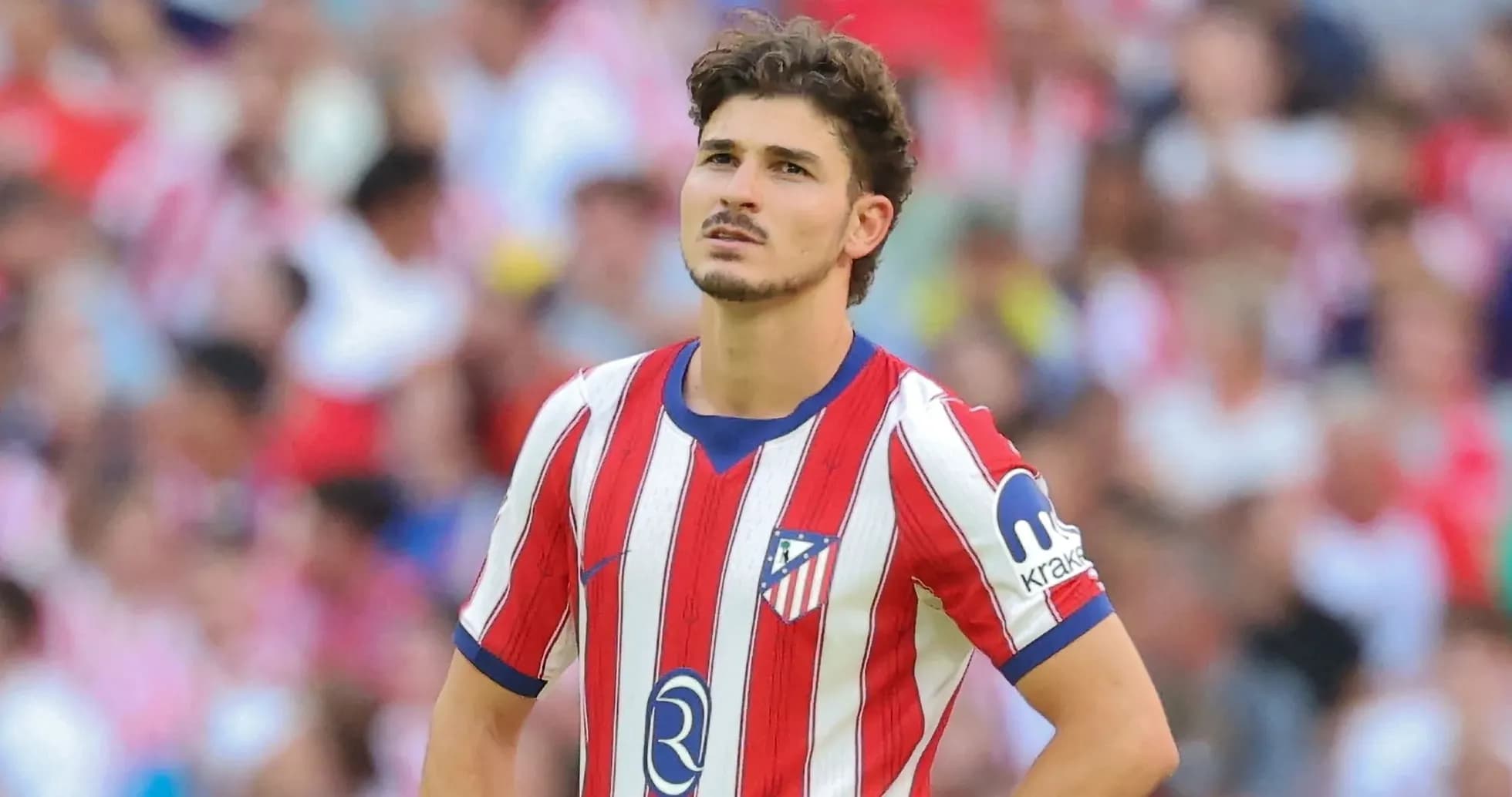 Jugador de Atlético de Madrid observando el partido
