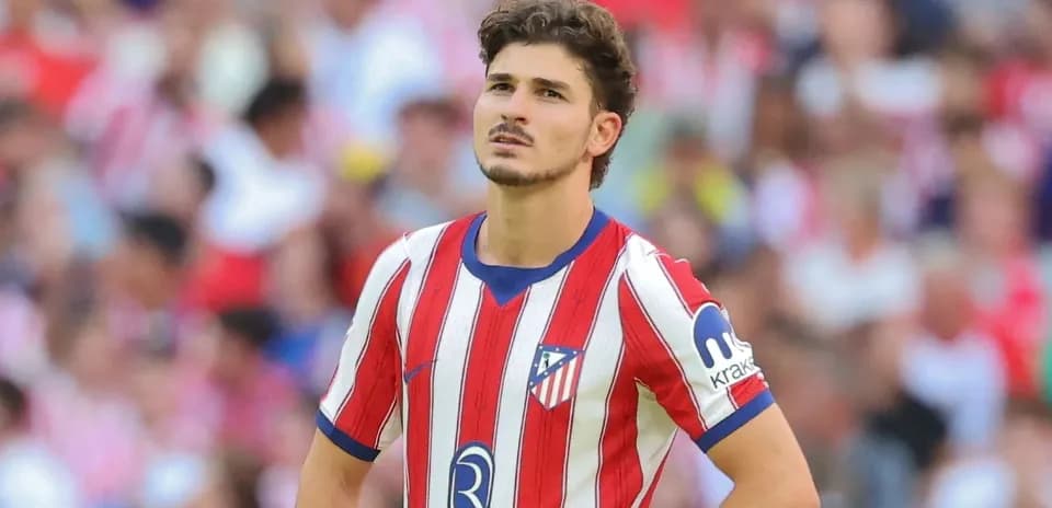 Jugador de Atlético de Madrid observando el partido